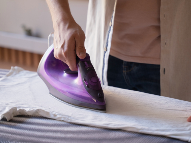 Come stirare magliette con stampe senza rovinarle: consigli e trucchi