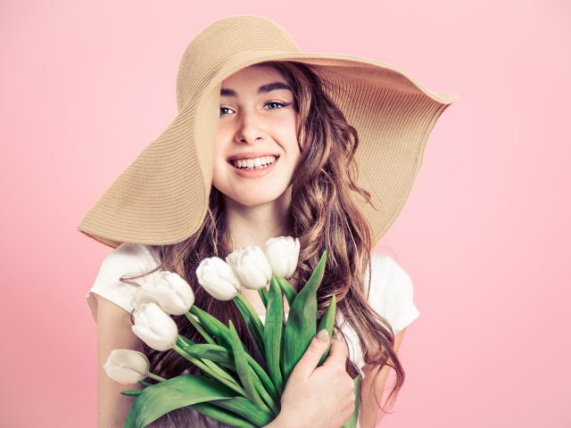 Tendenze Moda Primavera 2025: Abbigliamento e Accessori Personalizzati per Aziende