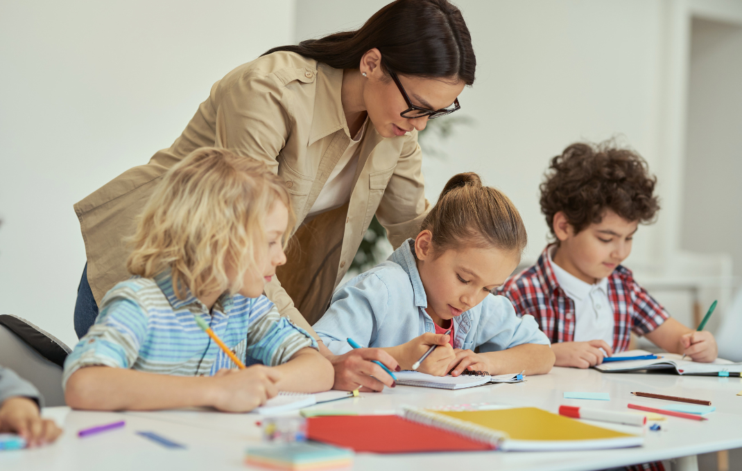 Magliette personalizzate per maestre: comfort, stile e identità per il team educativo