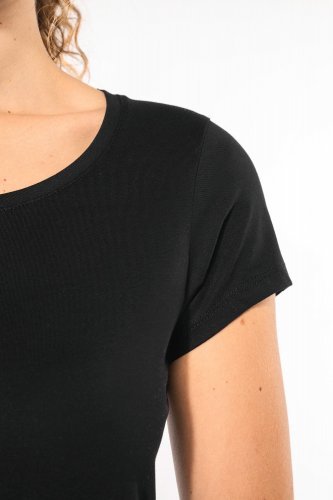 T-shirt donna manivhe corte scollo a barchetta