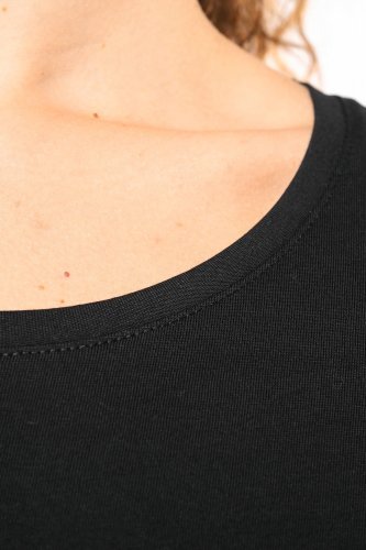 T-shirt donna manivhe corte scollo a barchetta