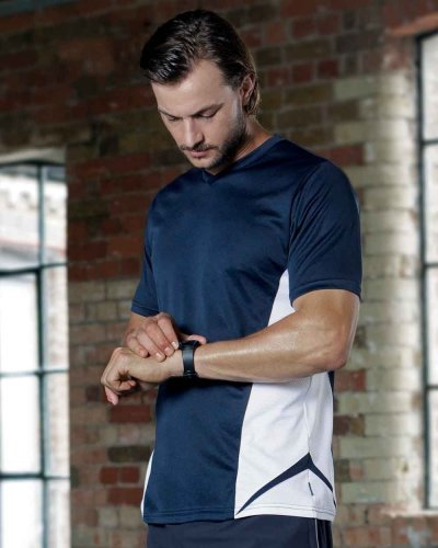 T-shirt scollo a V Regular Fit Cooltex®