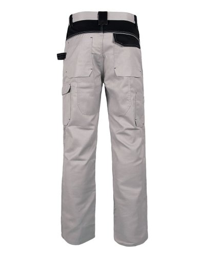 Pantalone con bottone metallico e cerniera