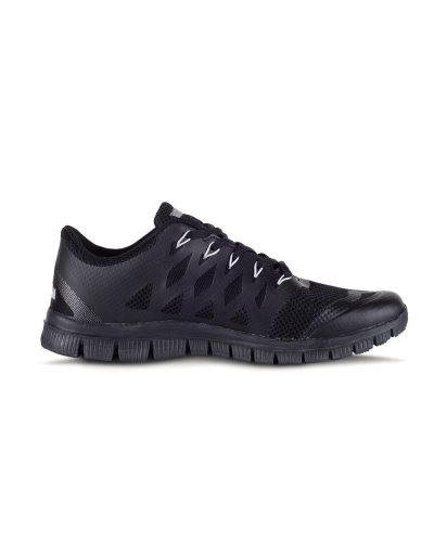 Scarpa sportive con rete e lacci