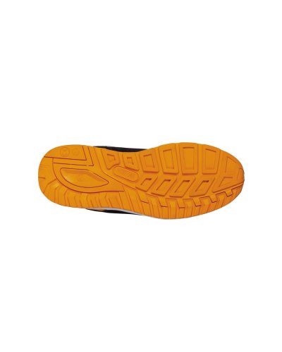 Scarpa con dettagli riflettenti priva di metallo