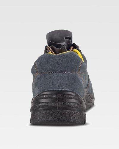 Scarpa scamosciata perforata con lacci