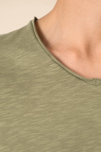 T-shirt uomo ecosostenibile con collo slub e spalle spioventi