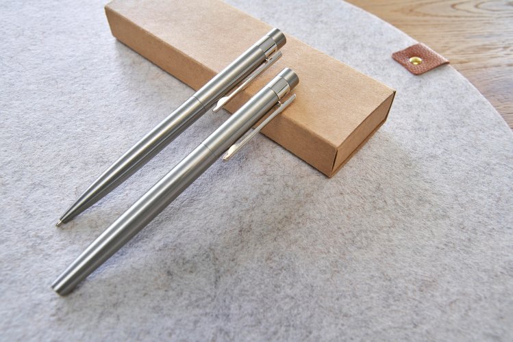 Set da scrittura fritz | acciaio inox riciclato | penna a sfera twist e rollerball