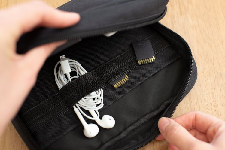 Portaoggetti tech calix | riciclato | più tasche