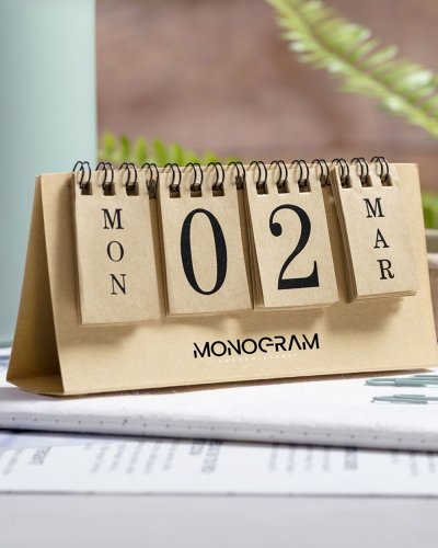 Ewiger Kalender Gadner aus recyceltem Karton mit schwarzen Ringen