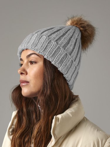 Gorro de punto con pompón de piel sintética