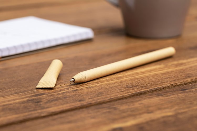 Stylo bille en carton recyclé madalena