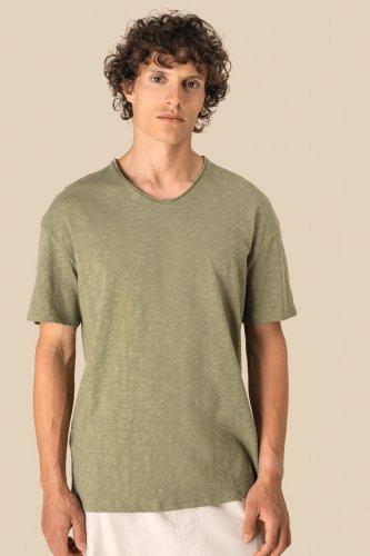 T-shirt uomo ecosostenibile con collo slub e spalle spioventi
